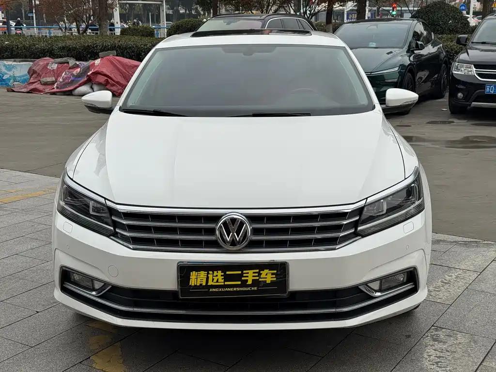 Volkswagen Passat 330TSI DSG Royal