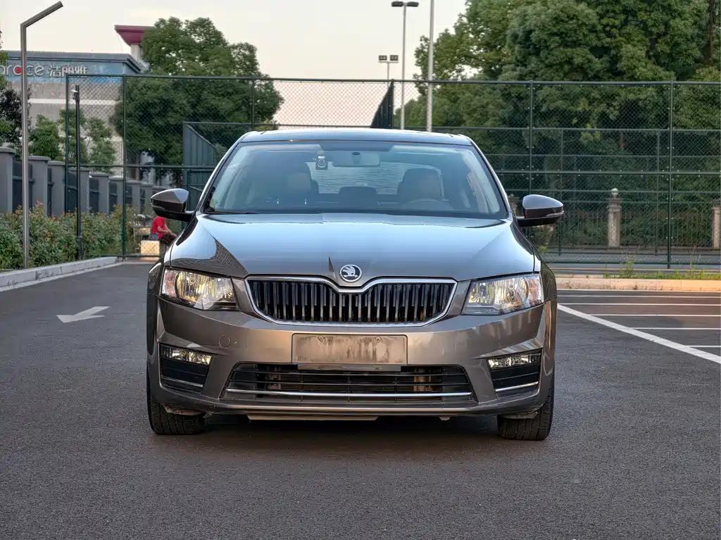 Skoda Octavia 1.6L Auto Smart Travel