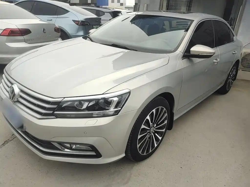 Volkswagen Passat 330TSI DSG Royal
